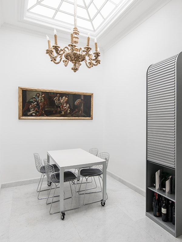 Area pranzo con fonte luminosa a soffitto