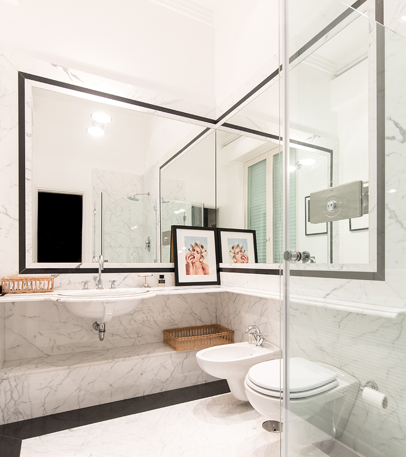 Bagno di servizio in marmo venato e Nero Marquina