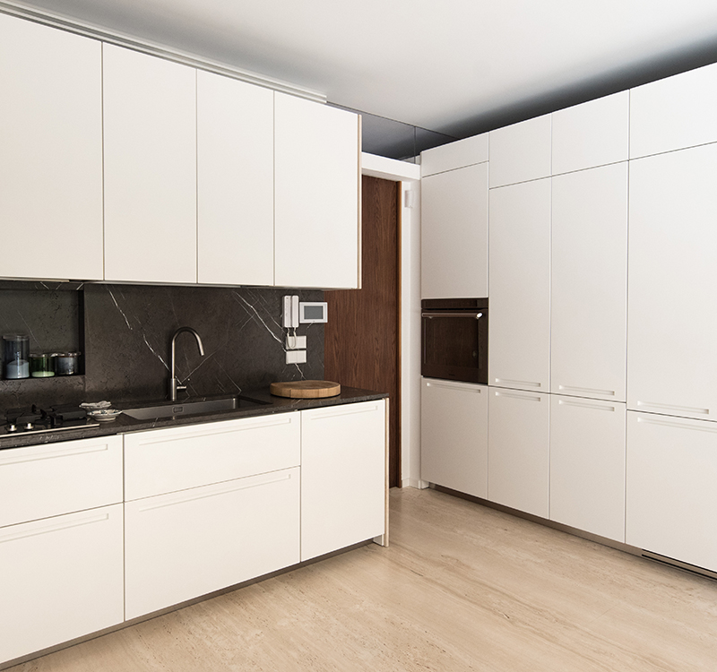 Cucina con rivestimento piani in grafite spazzolata