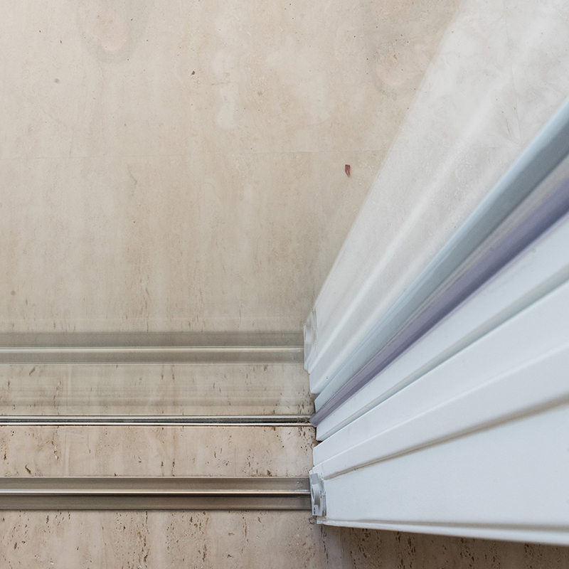 Particolare degli infissi in acciaio termoverniciato