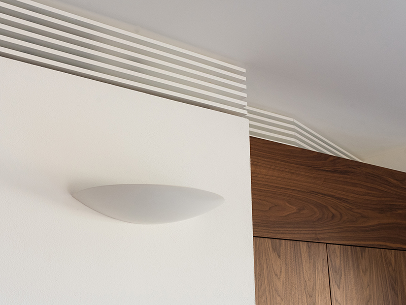 Particolare delle finiture del salone con funzione decorativa e mascheramento impianto clima canalizzato