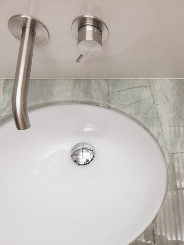 Particolare giunzione marmo e accessori